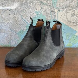 Brand new Blundstone 587 Lined Chelsea Boots in Rustic Black, size AU/UK 9.